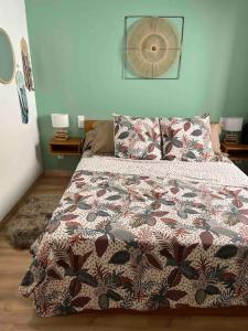 1 dormitorio con 1 cama con edredón en Loccitan, en Capestang