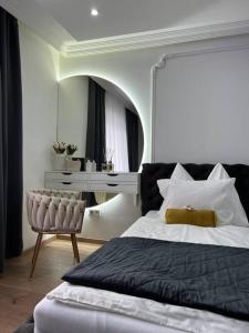 a bedroom with a large bed and a chair at Traum Wohnung mit Kingsize-Bett in Graz