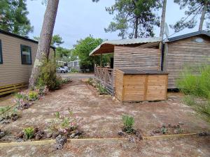 a yard with a house with a shed at Mobil home 6 Personnes au Atlantic Club Montalivet in Vendays-Montalivet