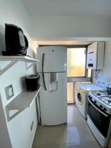 A kitchen or kitchenette at Departamento de 2 dormitorios en Almagro