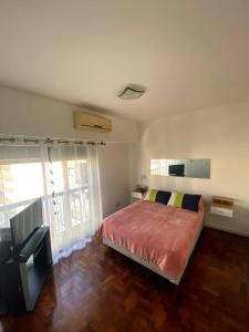 En eller flere senger på et rom på Departamento de 2 dormitorios en Almagro