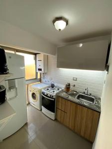 A kitchen or kitchenette at Departamento de 2 dormitorios en Almagro