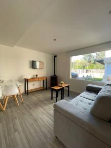 - un salon avec un canapé et une table dans l'établissement Casa para 4 personas en vista24uy, Bella Vista, Maldonado, à Bella Vista