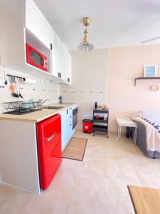 une cuisine avec des placards rouges et un îlot rouge dans l'établissement Las Vistas Apartment, à Guadalest