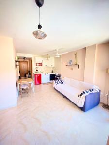 1 dormitorio grande con 1 cama y cocina en Las Vistas Apartment, en Guadalest