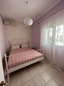 a bedroom with a bed and a window at Saranda Apartments in Sarandë