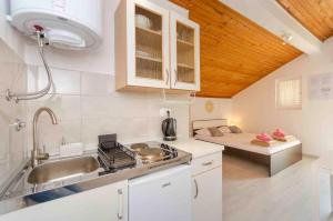 Kuchyň nebo kuchyňský kout v ubytování Apartments Ivka
