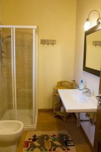 bagno con doccia, lavandino e servizi igienici di Agriturismo Borgo Serafino a Mangone