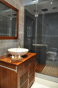 a bathroom with a sink and a bath tub at Hôtel Le Lascaux in Montignac