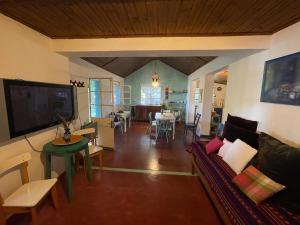 Μια τηλεόραση ή/και κέντρο ψυχαγωγίας στο Cozy Country House in Colonia - Uruguay