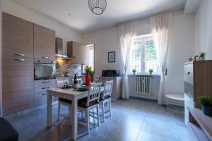 A kitchen or kitchenette at [Duomo/Linate] Parcheggi Gratis e Tram sotto casa