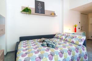 A bed or beds in a room at [Duomo/Linate] Parcheggi Gratis e Tram sotto casa Még 9 kép