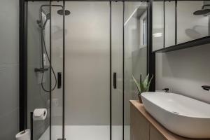 bagno con lavandino e doccia in vetro di LUXURY APARTMENTS POD KAŠTELOM a Fiume (Rijeka)