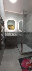 a bathroom with a shower and a mirror at Appartement Domaine des Yearlings DEAUVILLE in Deauville