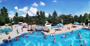 um grupo de pessoas em uma piscina em um parque aquático em Szusz Szállás em Debrecen