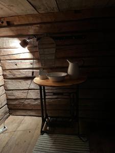 uma mesa num quarto com um vaso e um espelho em Annexet Orrabackens em Järvsö