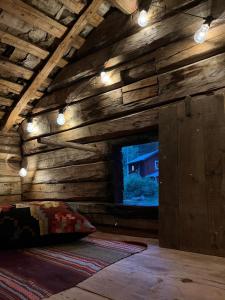 イェルブシェーにあるAnnexet Orrabackensの木造の客室で、ベッド1台、窓が備わります。
