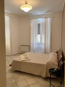 - une chambre avec un lit et des serviettes dans l'établissement CinqueTerre Casa Simón La Spezia, à La Spezia