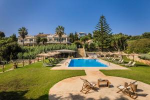 una piscina en un patio con sillas y una casa en Theros Retreat en Spartia