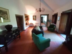 ein Wohnzimmer mit einem Sofa, Stühlen und einem Kronleuchter in der Unterkunft Casa das Feitorias Douro Valley in Baião
