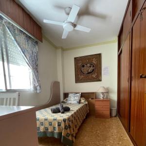 a bedroom with a bed and a ceiling fan at Habitaciones en GANDIA a 5 min del centro histórico in Gandía