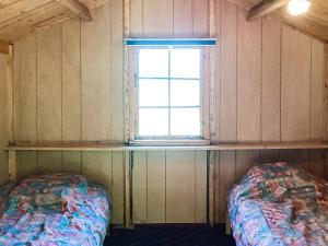 een kamer met 2 bedden en een raam bij Holiday home Farsø IX in Farsø