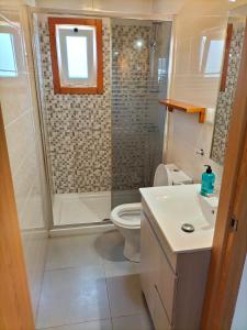 een badkamer met een douche, een toilet en een wastafel bij Sintra Escape in Sintra