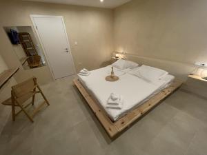 sypialnia z łóżkiem na drewnianej platformie w obiekcie Cozy apartment Matijas with private parking and terrace w Splicie