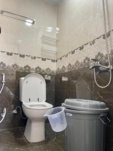 een badkamer met een toilet en een vuilnisbak bij Abdullah Kamber Building in Dubai