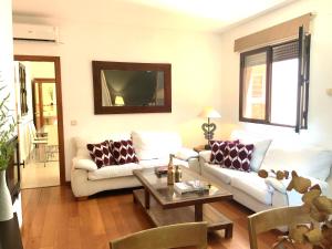 Sala de estar con 2 sofás y mesa en CASA ANDAQUE con Aire Acondicionado, Parking y Patio en el Centro Histórico en Toledo