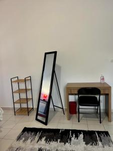 espejo, escritorio y silla en una habitación en The coolest room, en Rufisque