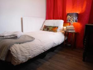 En eller flere senge i et værelse på Peaceful Home from Home - Spacious 3 Bedroom House Accommodating 7 - Ideal for Families and Workers