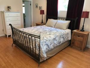 a bedroom with a bed and a dresser and a bed sidx sidx at Black Oak Hill Vista near Yosemite - mountain views & starry night sky in Mariposa