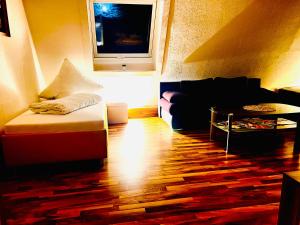 金策爾紹的住宿－DreamHouse Apartments，带沙发和木地板的客厅