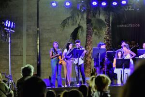 un grupo de personas en un escenario con una multitud en Departamento céntrico a estrenar en San Juan