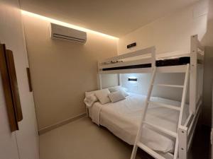 - une chambre avec des lits superposés et une échelle dans l'établissement Calahonda Turquesa, apartamento en Calahonda Playa, à Calahonda
