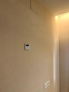 une chambre dotée d'un mur avec un interrupteur électrique. dans l'établissement Calahonda Turquesa, apartamento en Calahonda Playa, à Calahonda