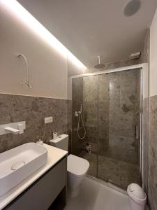La salle de bains est pourvue d'une douche, de toilettes et d'un lavabo. dans l'établissement Calahonda Turquesa, apartamento en Calahonda Playa, à Calahonda