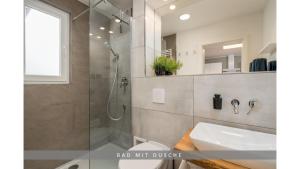 a bathroom with a shower and a sink at Apartment Leinetal mit Kamin, Seenähe, Terrasse in Northeim
