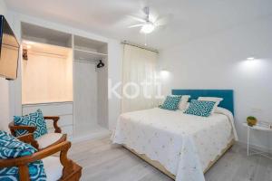 Schlafzimmer mit einem Bett und einem Deckenventilator in der Unterkunft Koti Rentals - Lubina 2 in Fuengirola