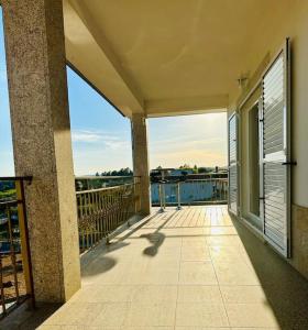 - un balcon offrant une vue sur l'eau dans l'établissement Reis House, à Torre de Dona Chama