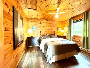 En eller flere senge i et værelse på Stargazers Cove Cottages Otter