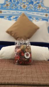 un pot de bonbons assis au-dessus d'un lit dans l'établissement Casa Familia, à Chefchaouen