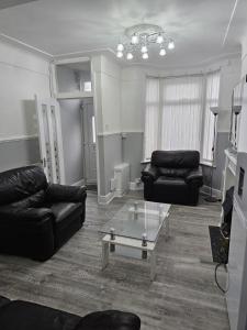 een woonkamer met 2 banken en een salontafel bij Bridge Apartment in Liverpool