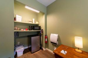 a room with a desk and a table and a room with a counter at Elk Meadow Cabins 9B Prairie Creek - Single Room in Orick