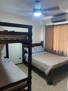 1 dormitorio con 2 literas y ventana en JFM Apartamento, en Coco