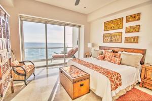une chambre avec un lit et une vue sur l'océan dans l'établissement Nova - Beachfront Condo with Private Office & Panoramic Views, à Bucerías 45 autres photos