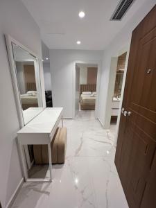 un baño con lavabo y espejo en Mumbas Apartment 2, en Himare 1 foto más