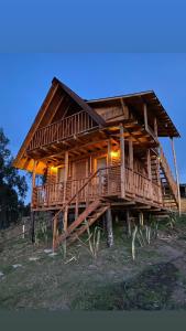 Casa de madera grande con terraza grande en La madriguera de Guatavita, en Guatavita