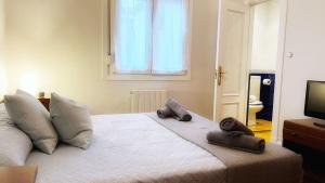 - une chambre avec un lit et 2 chaussons dans l'établissement Centrico y amplio apartamento con wifi, à Bilbao
